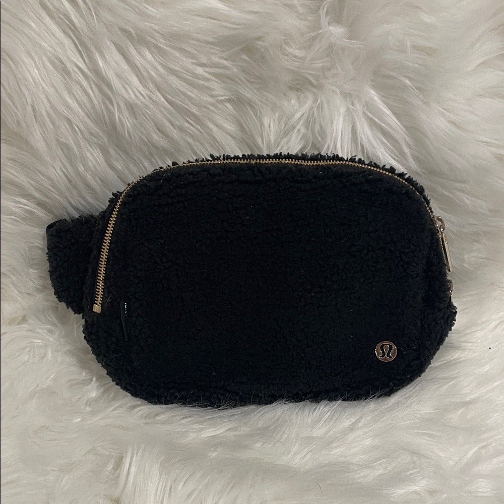 Lululemon Black Sherpa Belt Bag